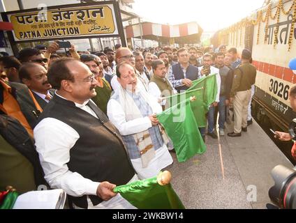 Patna, Inde. 19 février 2024. PATNA, INDE - 19 FÉVRIER : le vice-ministre en chef du Bihar Vijay Sinha débarquant du train spécial 'Aastha' à destination d'Ayodhya à Patna Junction le 19 février 2024 à Patna, en Inde. (Photo de Santosh Kumar/Hindustan Times/Sipa USA) crédit : Sipa USA/Alamy Live News Banque D'Images