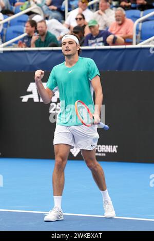 Delray Beach, Floride, États-Unis. 19 février 2024. Taylor Fritz (États-Unis) célèbre avoir remporté l'Open de Delray Beach 2024 le 19 février 2024 au Delray Beach Tennis Center de Delray Beach, FL. Crédit : Andrew patron/Media Punch/Alamy Live News Banque D'Images