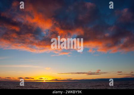 Coucher de soleil sur un passage de Drake exceptionnellement calme, le détroit de l'océan qui sépare la Patagonie en Amérique du Sud et l'Antarctique, photographié depuis un navire. Banque D'Images