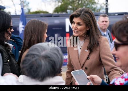 Camden, États-Unis. 19 février 2024. La candidate républicaine à la présidence Nikki Haley parle avec les gens lors d'un rassemblement de campagne à Camden. Les Républicains de Caroline du Sud voteront lors de leur primaire présidentielle le 25 février. (Photo de Sean Rayford/SOPA images/SIPA USA) crédit : SIPA USA/Alamy Live News Banque D'Images