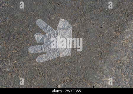 Gant jetable en plastique jeté sur le trottoir de rue en Corée du Sud Banque D'Images