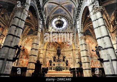 Colonnes en marbre rayé noir et blanc dans la cathédrale, arches croisées et rondes, Sienne, Toscane, Italie Banque D'Images