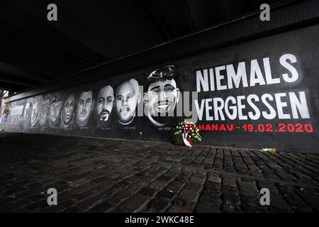 Un graffito commémoratif de 27 mètres de long sous le pont Friedensbruecke à Francfort commémore les victimes de l'attentat de Hanau le 19 février 2020 Banque D'Images