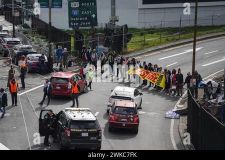 San Francisco, États-Unis. 19 février 2024. Les manifestants ont fermé l'entrée de l'autoroute pendant le rassemblement. Des milliers de manifestants pro-palestiniens se sont rassemblés pour une marche à San Francisco, coïncidant avec la journée du président des États-Unis. Leurs principales revendications comprenaient un cessez-le-feu dans la région de Gaza et la cessation de l'aide à Israël de la part de l'administration Biden. Crédit : SOPA images Limited/Alamy Live News Banque D'Images