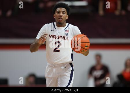 Blacksburg, Virginie, États-Unis. 19 février 2024. Le garde des cavaliers de Virginie Reece Beekman (2) fait monter le ballon sur le plancher lors du match de basket-ball masculin de la NCAA entre les cavaliers de Virginie et les Hokies de Virginia Tech au Cassell Coliseum de Blacksburg, en Virginie. Greg Atkins/CSM/Alamy Live News Banque D'Images