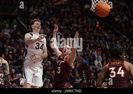 Blacksburg, Virginie, États-Unis. 19 février 2024. Jacob Groves (34), attaquant des cavaliers de Virginie, passe le ballon hors de la peinture lors du match de basket-ball masculin de la NCAA entre les cavaliers de Virginie et les Hokies de Virginia Tech au Cassell Coliseum de Blacksburg, en Virginie. Greg Atkins/CSM/Alamy Live News Banque D'Images