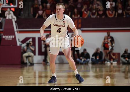 Blacksburg, Virginie, États-Unis. 19 février 2024. Le garde des cavaliers de Virginie Andrew Rohde (4) contrôle le ballon sur le périmètre lors du match de basket-ball masculin de la NCAA entre les cavaliers de Virginie et les Hokies de Virginia Tech au Cassell Coliseum de Blacksburg, en Virginie. Greg Atkins/CSM/Alamy Live News Banque D'Images