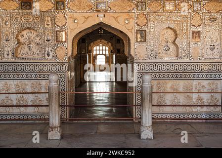 Amer, Jaipur, Inde 16 février 2024 couloirs et arches dans le fort historique d'Amber Banque D'Images