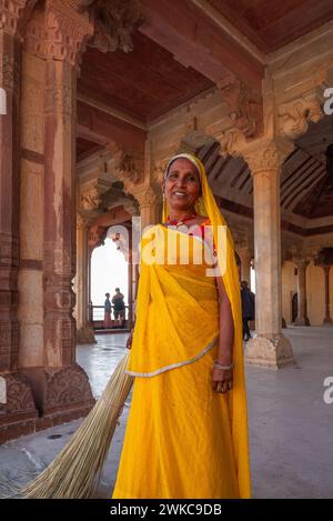 Amer, Jaipur, Inde 16 février 2024 femme indienne d'âge moyen portant un sari indina traditionnel (également saree ou charia) Banque D'Images