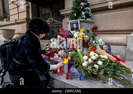 Une bougie est allumée par des photos d'Alexei Navalny lors d'un mémorial mis en scène devant le consulat russe à New York le 17 février 2024. Selon les médias d'État russes, Navalny, le politicien russe et militant anti-corruption qui est devenu la voix la plus puissante de l'opposition au président Vladimir Poutine, est mort lors d'une promenade dans la colonie pénitentiaire IK-3 'Arctic Wolf' où il purgeait une peine de 30 ans. (Photo de Michael Nigro/Pacific Press) crédit : Pacific Press Media production Corp./Alamy Live News Banque D'Images