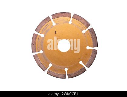 Lame de scie circulaire isolée sur fond blanc avec disque d'embrayage de voiture, copeau de métal et éléments d'horloge Banque D'Images