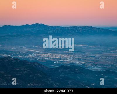 Vue aérienne de la ville d'Amposta au coucher du soleil. En arrière-plan, la chaîne de montagnes Cardó (Tarragone, Catalogne, Espagne) Banque D'Images