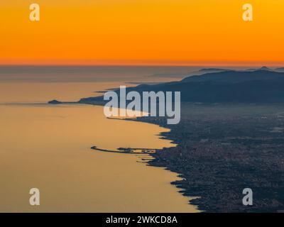 Vue aérienne de la Costa del Azahar entre Vinaròs/Vinaroz et Peníscola/Peñíscola au coucher du soleil (Castellón, Communauté valencienne, Espagne) Banque D'Images