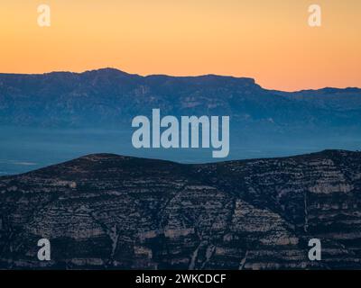 Vue aérienne de la chaîne de montagnes Montsià et du massif d'Els ports sur un coucher de soleil d'hiver (Tarragone Catalogne Espagne) ESP : Vista aérea de la sierra de Montsià Banque D'Images