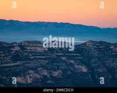 Vue aérienne de la chaîne de montagnes Montsià et du massif d'Els ports sur un coucher de soleil d'hiver (Tarragone Catalogne Espagne) ESP : Vista aérea de la sierra de Montsià Banque D'Images