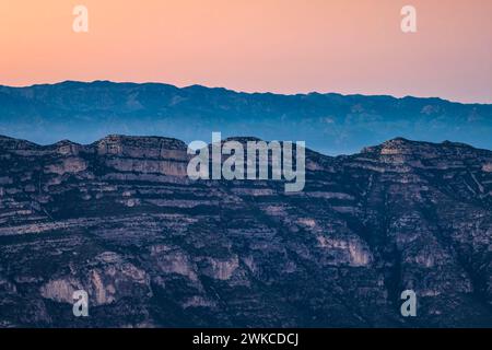 Vue aérienne de la chaîne de montagnes Montsià et du massif d'Els ports sur un coucher de soleil d'hiver (Tarragone Catalogne Espagne) ESP : Vista aérea de la sierra de Montsià Banque D'Images