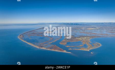 Lever de soleil sur l'embouchure de l'Èbre dans le delta de l'Èbre. Vue aérienne (Delta de l'Èbre, Tarragone, Catalogne, Espagne) Banque D'Images