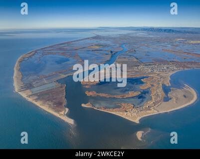 Lever de soleil sur l'embouchure de l'Èbre dans le delta de l'Èbre. Vue aérienne (Delta de l'Èbre, Tarragone, Catalogne, Espagne) Banque D'Images