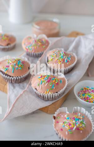 cupcakes au chocolat et aux fraises Banque D'Images