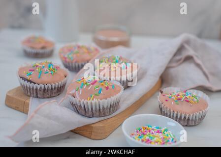 cupcakes au chocolat et aux fraises Banque D'Images