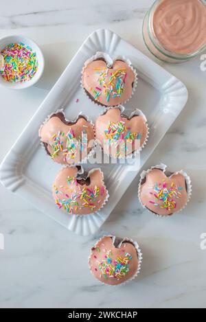 cupcakes au chocolat et aux fraises Banque D'Images