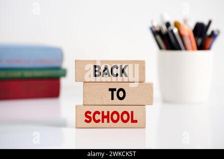 Le message de retour à l'école sur des blocs de bois. Banque D'Images