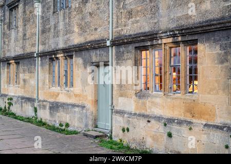 Les almshouses dans l'après-midi le long de Church Street. Chipping Campden, Cotswolds, Gloucestershire, Angleterre Banque D'Images