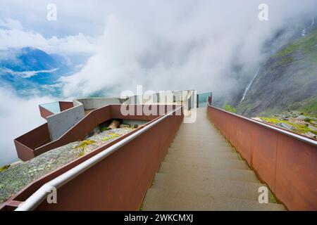 Plate-forme d'observation au-dessus de la route de Trollstigen, Norvège Banque D'Images