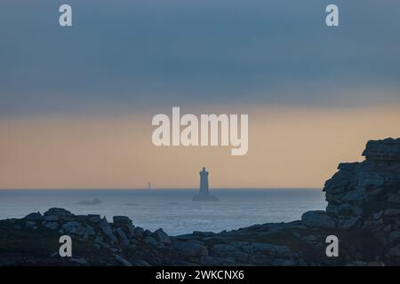 Côte avec Phare du four près d'Argenton en Bretagne, France Banque D'Images