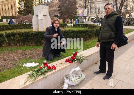 Sur la place Oslobodjenje - Alija Izetbegovic à Sarajevo, des fleurs ont été déposées en l'honneur du défunt chef de l'opposition russe Aleksey Navalny. Des bougies ont également été allumées sur la place avec une photo de Navalny et une citation en russe: "celui qui suit la vérité gagnera", rendant hommage à Navalny à Sarajevo n'a pas été passé sans incident parce qu'un passant a détruit une photo du défunt membre de l'opposition russe et a crié que Navalny était un fasciste. Après cela, la police est arrivée sur les lieux à Sarajevo, Bosnie-Herzégovine, le 19. Février 2024. Photo : Armin Durgut/PIXSELL Banque D'Images