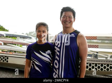 Sydney, Australie. 14 février 2024. Belinda Fowler (G) et son coéquipier Andrew Chan posent pour une photo après une entrevue avec Xinhua à Sydney, Australie, le 14 février 2024. POUR ALLER AVEC 'Feature : Dragon Boat races Making Waves in Sports-folle, Multicultural Australia' crédit : ma Ping/Xinhua/Alamy Live News Banque D'Images