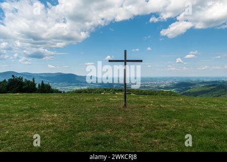 Vue depuis la colline de Loucka dans les montagnes Slezske Beskydy en république tchèque pendant la belle journée d'été Banque D'Images