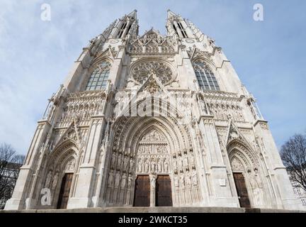 Vue grand angle de l'église votive néo-gothique récemment rénovée (Votivkirche) située sur la Ringstrasse à Vienne, Autriche Banque D'Images