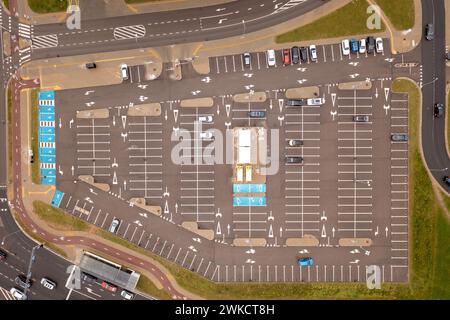 Photographie par drone d'une place de parking presque vide près d'un centre commercial pendant la journée nuageuse d'automne Banque D'Images