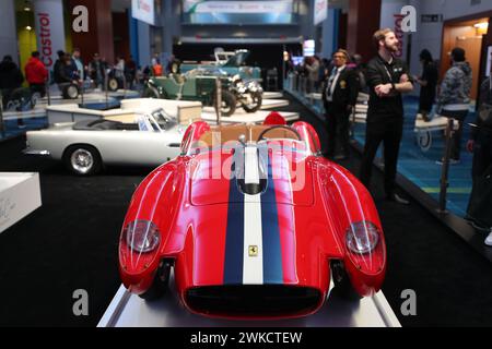 Toronto, Canada. 19 février 2024. Une réplique de la Ferrari 250 Testa Rossa 1957 sera exposée au salon international de l'auto du Canada à Toronto, Canada, le 19 février 2024. (Photo de Arrush Chopra/NurPhoto) crédit : NurPhoto SRL/Alamy Live News Banque D'Images