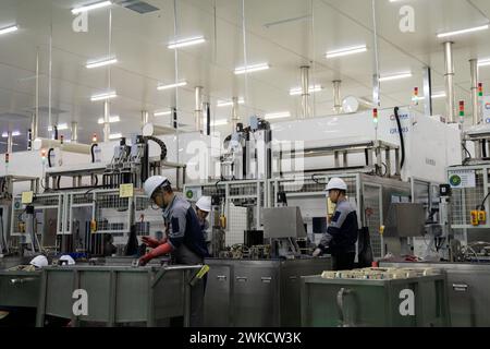 HEFEI, CHINE - 20 FÉVRIER 2024 - des travailleurs produisent des plaquettes de silicium photovoltaïque dans un atelier d'une entreprise de plaquettes de silicium photovoltaïque dans la circulaire Hefei Banque D'Images