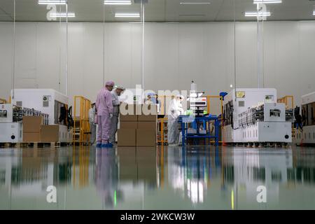 HEFEI, CHINE - 20 FÉVRIER 2024 - des travailleurs produisent des plaquettes de silicium photovoltaïque dans un atelier d'une entreprise de plaquettes de silicium photovoltaïque dans la circulaire Hefei Banque D'Images