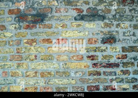 Un vieux mur de briques peint au pastel. Banque D'Images