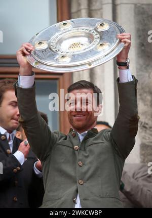 Xabi Alonso FC Bayern München Muenchen mit Meisterschale am MŸnchner Marienplatz auf dem Rathausbalkon 1 Fussball Bundesliga saison 2015 / 2016 © diebilderwelt / Alamy Stock Banque D'Images