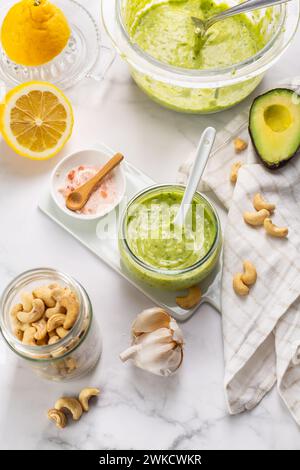 Vinaigrette au yaourt à l'avocat maison avec des ingrédients sur la table de cuisine Banque D'Images