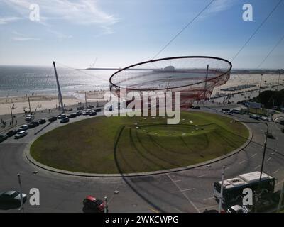Vue aérienne de la sculpture anémone de Janet Echelman sur la plage de Matosinhos à Porto, Portugal. Banque D'Images