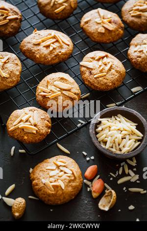 Biscuits au beurre d'arachide faits maison avec amande sur fond sombre Banque D'Images