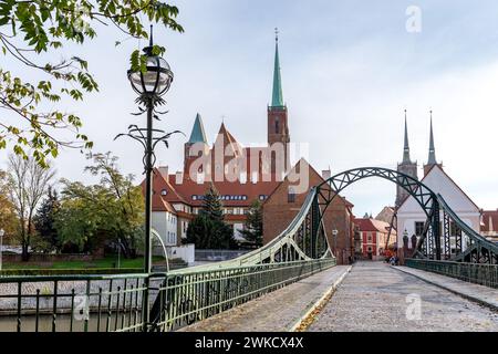 WROCLAW, POLOGNE - 4 NOVEMBRE 2023 : ceci est une vue du pont Tumsky et des flèches de l'église sur l'île Tumsky. Banque D'Images