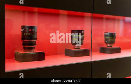 Wetzlar, Allemagne. 19 février 2024. Les objectifs film de la marque Leitz Cine, filiale à 100% de Leica Camera AG, sont présentés dans le Leica Store. La société allemande Leica Camera AG a son siège dans le parc Leitz à Wetzlar. La société de l'industrie optique est connue pour ses appareils photo, objectifs et jumelles de haute qualité. Crédit : Andreas Arnold/dpa/Alamy Live News Banque D'Images