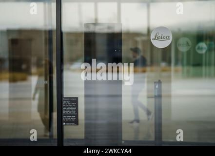 Wetzlar, Allemagne. 19 février 2024. Le logo Leica est monté sur une façade vitrée. La société allemande Leica Camera AG a son siège à Leitz-Park à Wetzlar. La société de l'industrie optique est connue pour ses appareils photo, objectifs et jumelles de haute qualité, entre autres choses. Crédit : Andreas Arnold/dpa/Alamy Live News Banque D'Images