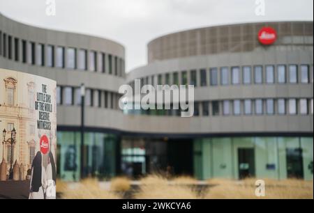 Wetzlar, Allemagne. 19 février 2024. Le fabricant d'appareils photo fait la publicité de ses produits avec des photos grand format devant le siège de l'entreprise. La société allemande Leica Camera AG a son siège à Leitz-Park à Wetzlar. La société de l'industrie optique est connue pour ses appareils photo, objectifs et jumelles de haute qualité, entre autres choses. Crédit : Andreas Arnold/dpa/Alamy Live News Banque D'Images