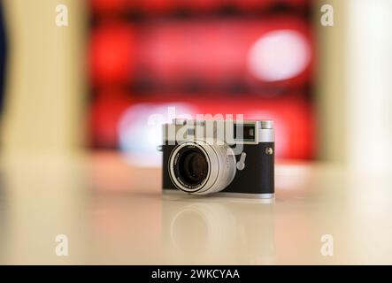 Wetzlar, Allemagne. 19 février 2024. Le modèle haut de gamme, un Leica M1 1-P, est présenté dans le Leica Store. La société allemande Leica Camera AG a son siège à Leitz-Park à Wetzlar. La société de l'industrie optique est connue pour ses appareils photo, objectifs et jumelles de haute qualité, entre autres choses. Crédit : Andreas Arnold/dpa/Alamy Live News Banque D'Images