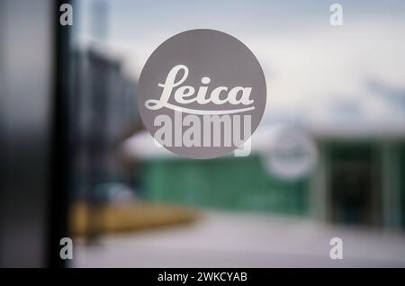 Wetzlar, Allemagne. 19 février 2024. Le logo Leica est monté sur une façade vitrée. La société allemande Leica Camera AG a son siège à Leitz-Park à Wetzlar. La société de l'industrie optique est connue pour ses appareils photo, objectifs et jumelles de haute qualité, entre autres choses. Crédit : Andreas Arnold/dpa/Alamy Live News Banque D'Images