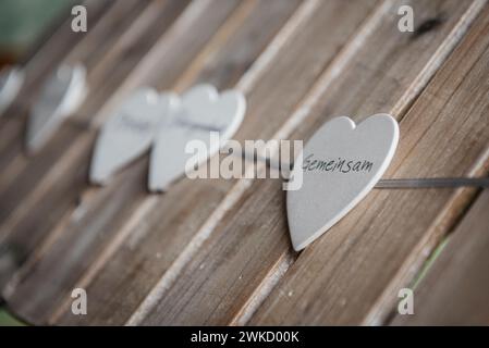 Un gros plan de coeurs sur la décoration de cordes pour le mariage avec le mot allemand ensemble Banque D'Images