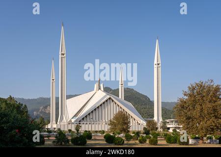 Islamabad, Pakistan - 11 05 2019 : vue de paysage de la célèbre mosquée Faisal - architecture moderne de Vedat Dalokay avec les collines de Margalla en arrière-plan Banque D'Images